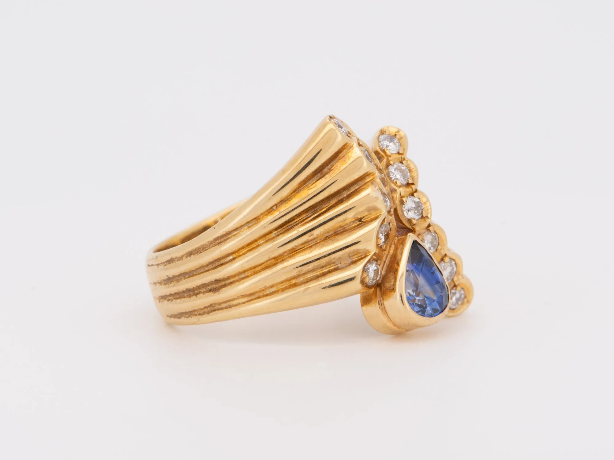 Sapphire and Diamond Ribbed Ring 18K Gold R6726